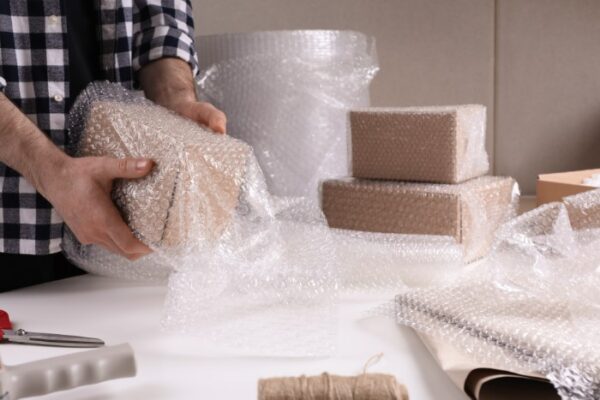 mengemas barang dengan bubble wrap
