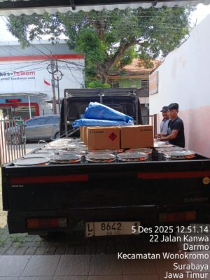 Proses muat barang ekspedisi Makassar Merauke menggunakan armada Nakulle Logistik